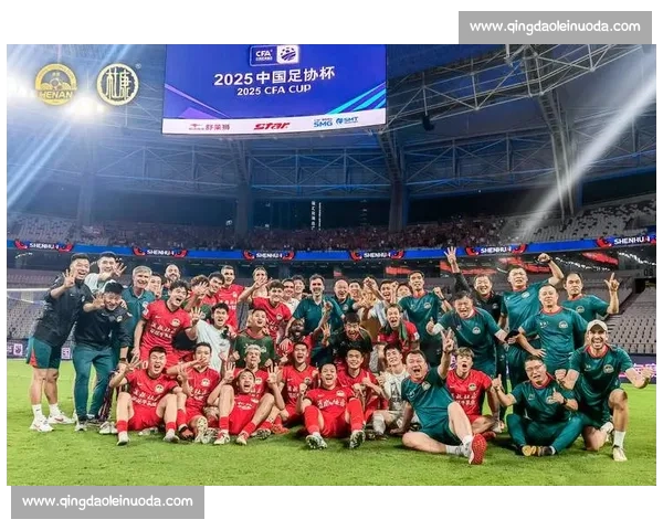 港队鏖战申花赛场，激烈对决背后的战术较量与球员表现解析
